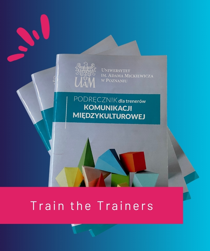 Grafika. Podręcznik dla trenerów Komunikacji międzykulturowej wydany przez Uniwersytet Adama Mickiewicza w Poznaniu. na dole tekst: Train the Trainers.