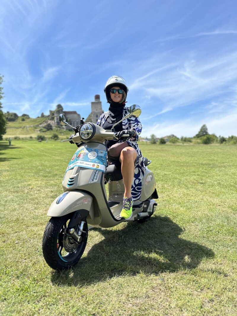 Joanna na Vespie Joanna Laskowska ma motocyklu Vespa, w tel zamek w Olsztynie.