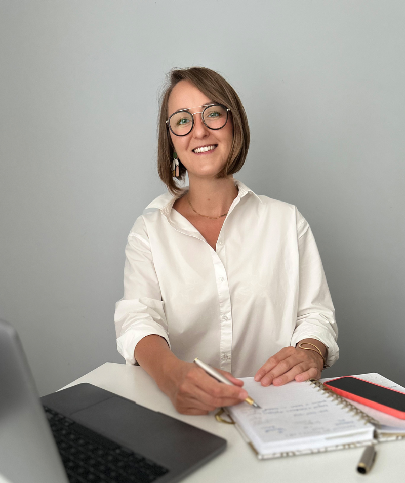 Na zdjęciu Joanna Laskowska, robi notatki, po lewej laptop.