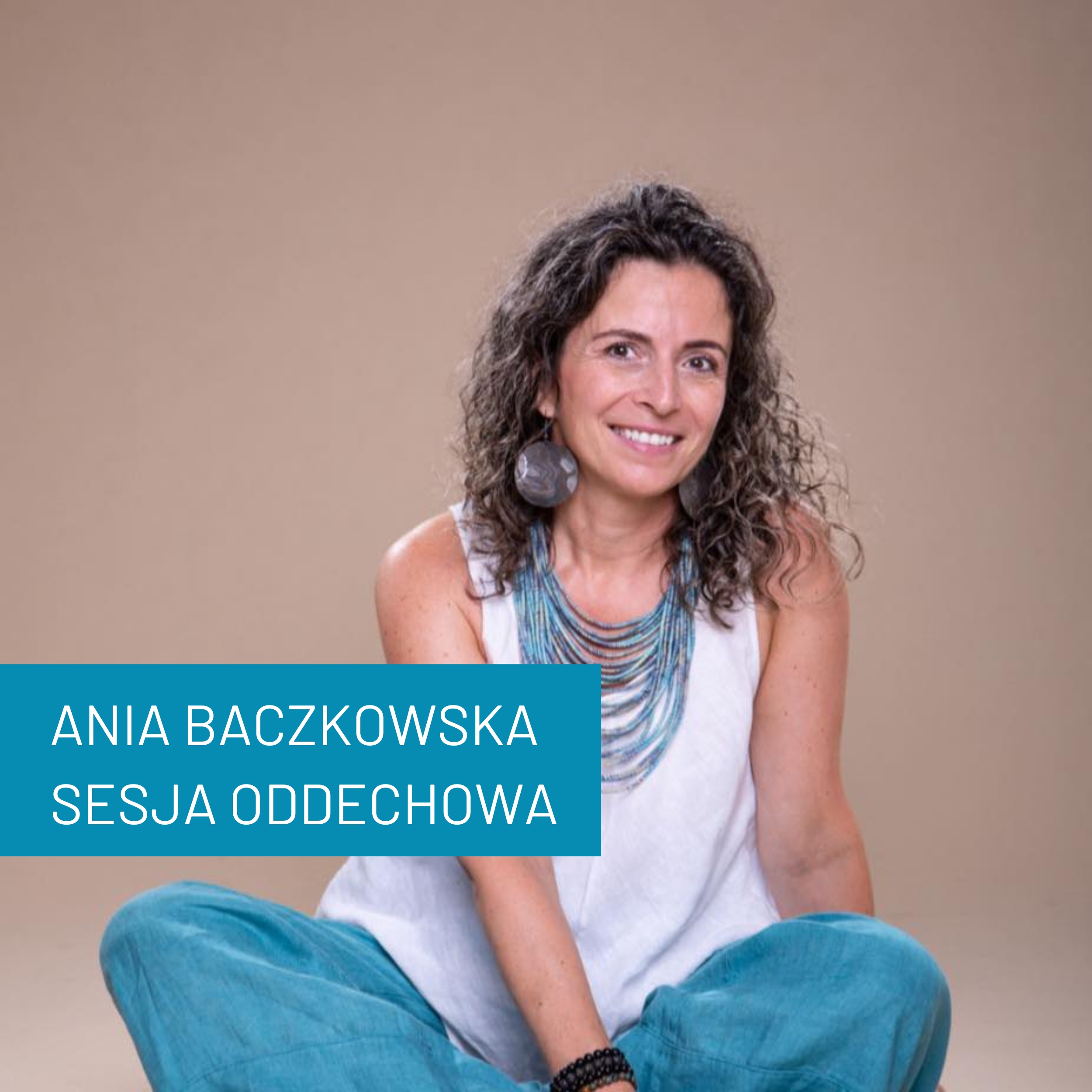 Portret Ania Baczkowska. Osoba na siedząco, uśmiechnięta, ma długie czarnosiwe włosy, jest w białej koszulce bez rękawów, niebieskich spodniach i niebieskich koralach. Podpis na zdjęciu: Ania Baczkowska, Sesja oddechowa